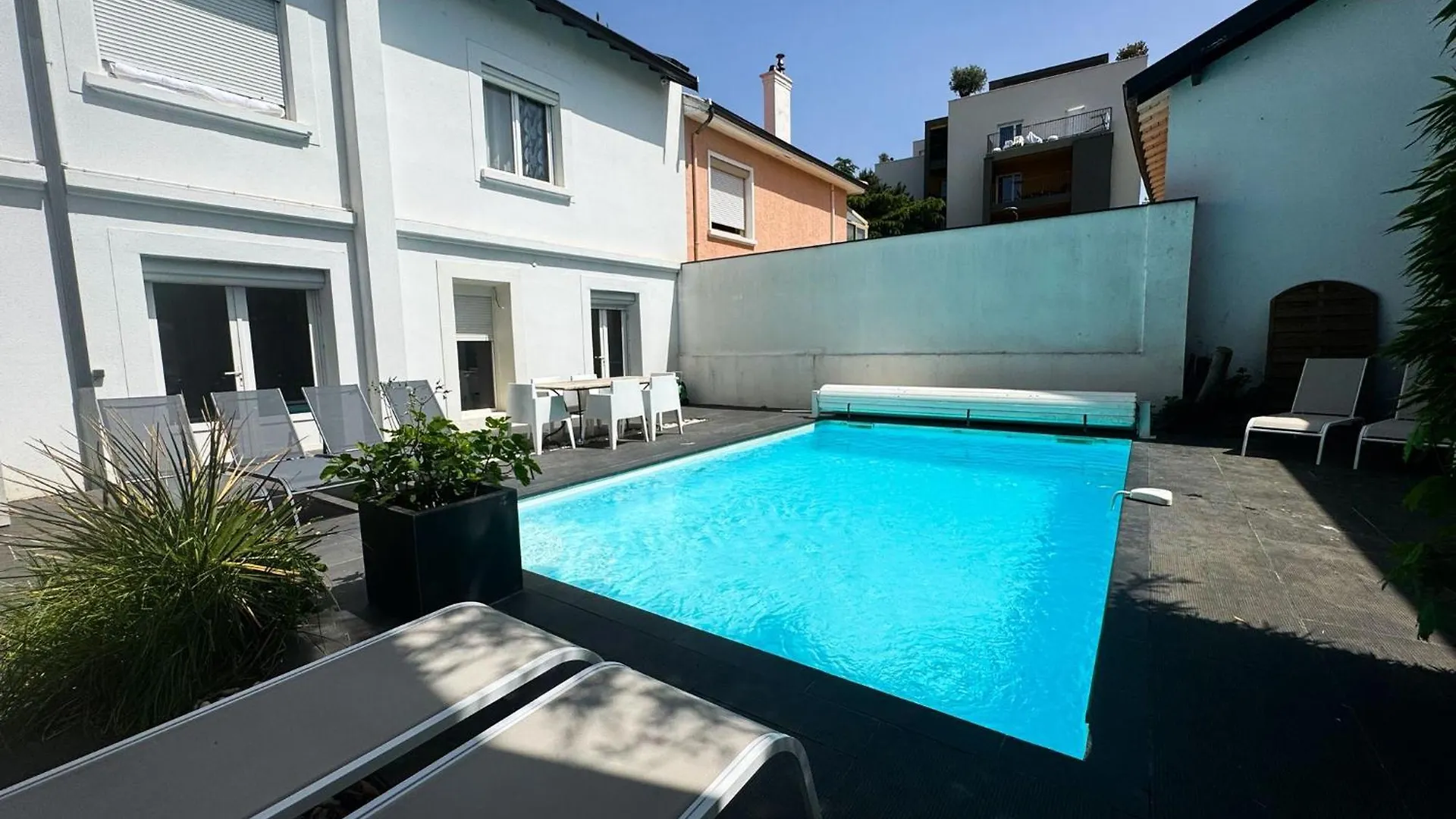 Villa Twenty Fort With Pool Lyon Villeurbanne